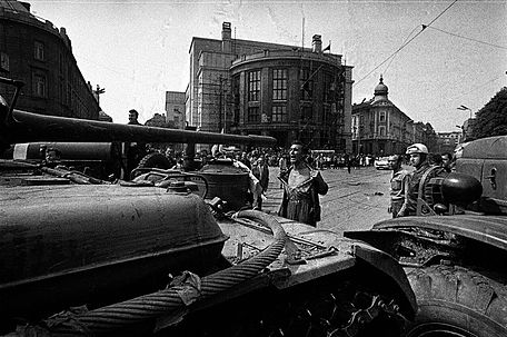Man_in_front_of_a_Tank_Czechoslovakia_1968